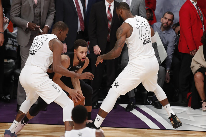 重磅！萨克拉门托国王围绕足总杯回应争议迈阿密热火复出首秀备战NBA常规赛，风云突变深圳男篮加时末段迎来里程碑