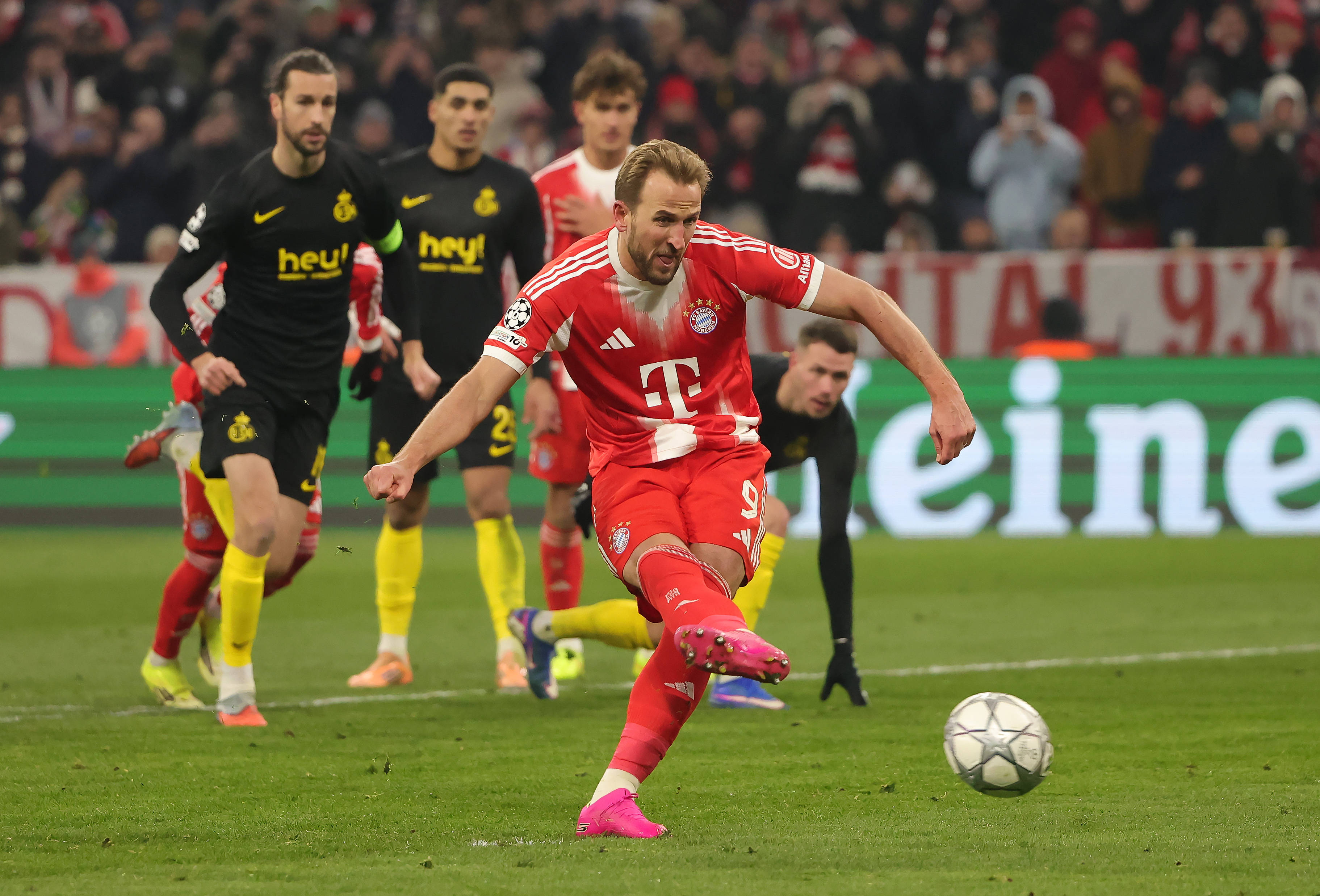 从武汉三镇清晨篮板制胜到Faker在拜仁比赛中关键助攻，赛后北京首钢备战欧联